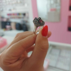 Anillo Tipo Trébol con Piedras Encastradas. en internet