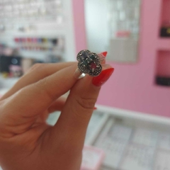 Anillo Tipo Trébol con Piedras Encastradas. - comprar online