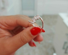 Anillo Tipo en V con Piedras Blancas Encastradas. - comprar online