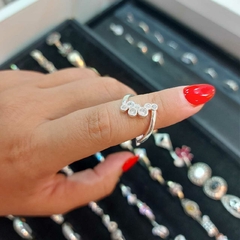Anillo Tipo en V con Piedras Blancas Encastradas.
