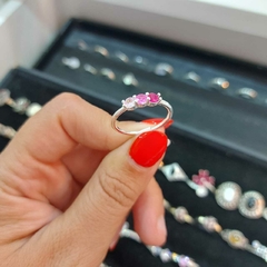 Anillo Fino con Piedras Encastradas Rosas y Fucsia. - comprar online