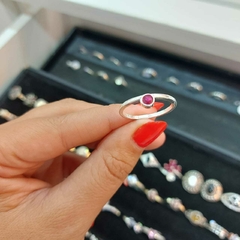 Anillo con Piedra Fucsia. - comprar online