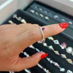 Anillo con Piedra Fucsia.