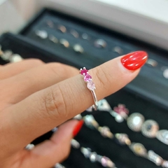 Anillo Fino con Piedras Encastradas Rosas y Fucsia.