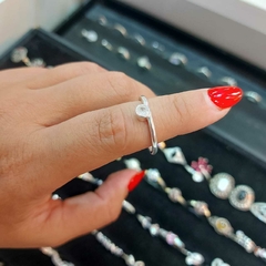 Anillo con Piedra Blanca.