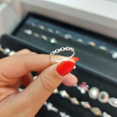 Anillo Fino con Piedritas Negras. - comprar online