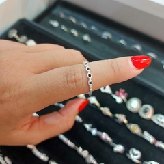 Anillo Fino con Piedritas Negras.