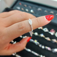Anillo Tipo Ojito con Piedritas.