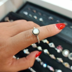 Anillo Pelotitas con Piedra.