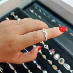 Anillo Tipo Infinito con Piedritas.