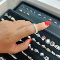 Anillo con Piedras Blancas Encastradas.