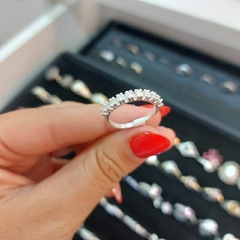 Anillo con Piedras Blancas Encastradas. - comprar online