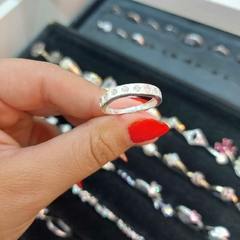 Anillo Anchito con Piedras Blancas. en internet