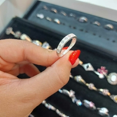 Anillo Anchito con Piedras Blancas. - comprar online