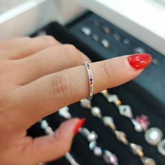 Anillo con Piedritas Multicolor.