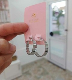 Argollitas Anchas con Detalles.
