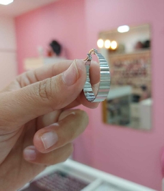 Argollitas Anchas con Detalles. - comprar online