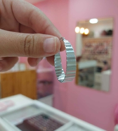 Argollitas Anchas con Detalles. - Santa Rita Joyas y Accesorios