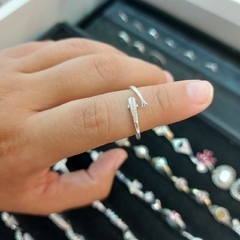 Anillo Regulable Delfín con Piedritas.