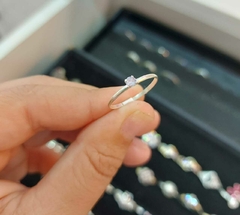 Anillo Fino con Piedra. - Santa Rita Joyas y Accesorios