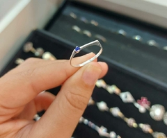 Anillo Tipo Cuadradito con Piedra Azul.