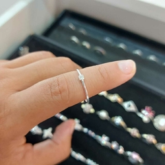 Anillo Cuadradito con Piedra Blanca.