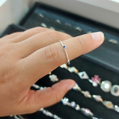 Anillo Fino con Piedrita Azul.