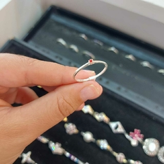 Anillo Fino con Piedrita Roja. - comprar online