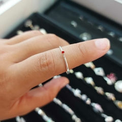 Anillo Fino con Piedrita Roja.