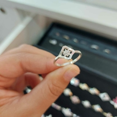 Anillo Tipo Rombito con Piedritas. - comprar online