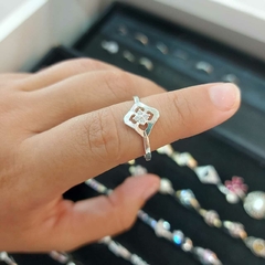 Anillo Tipo Rombito con Piedritas.