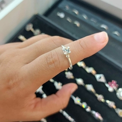 Anillo con Piedra Blanca.