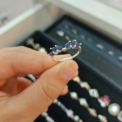Anillo Tipo Hojitas con Piedras Azules. - comprar online