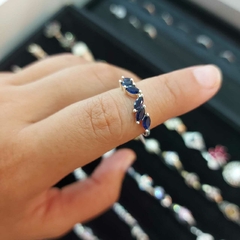 Anillo Tipo Hojitas con Piedras Azules.