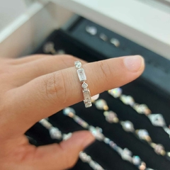Anillo Triangulitos y Rectangulitos con Piedras Blancas.
