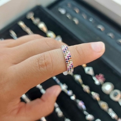 Anillo Anchito con Piedritas Multicolor.