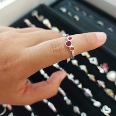 Anillo Circulos con Piedras Fucsias y Naranja Encastradas.