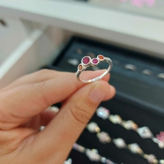 Anillo Circulos con Piedras Fucsias y Naranja Encastradas. - comprar online