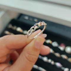 Anillo Entrelazado con Piedritas Multicolor. - comprar online