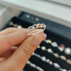 Anillo Entrelazado con Piedritas Multicolor. en internet