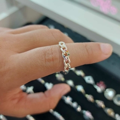 Anillo Entrelazado con Piedritas Multicolor.