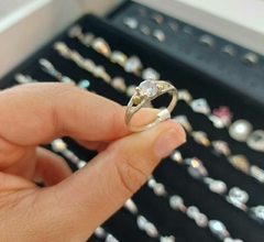 Anillo con Piedra Blanca Encastrada con Detalles en Oro. - comprar online