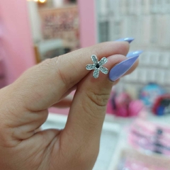 Aros Pasantes Flor con Piedritas. - Santa Rita Joyas y Accesorios