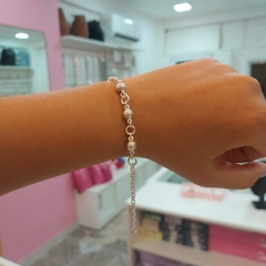 Pulsera con Tres Pelotitas Grandes.