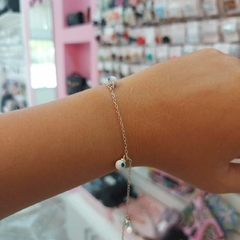 Pulsera con Dijes Ojitos y Piedras. - comprar online