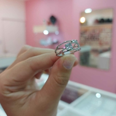 Anillo Tipo Entrelazado con Piedrita. - comprar online