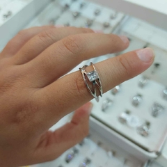 Anillo Tipo Entrelazado con Piedrita.