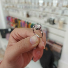 Anillo con Piedra Blanca Encastrada. en internet