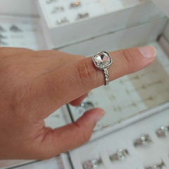 Anillo con Piedra Blanca Encastrada.