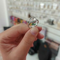Anillo con Piedra Blanca Encastrada. - comprar online